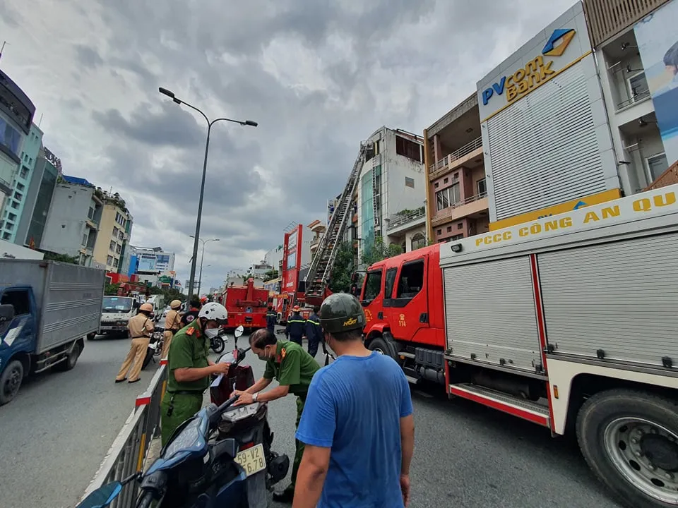 “Giải cứu” nhiều người trong căn nhà đang cháy trên đường Cộng Hòa, quận Tân Bình ảnh 2
