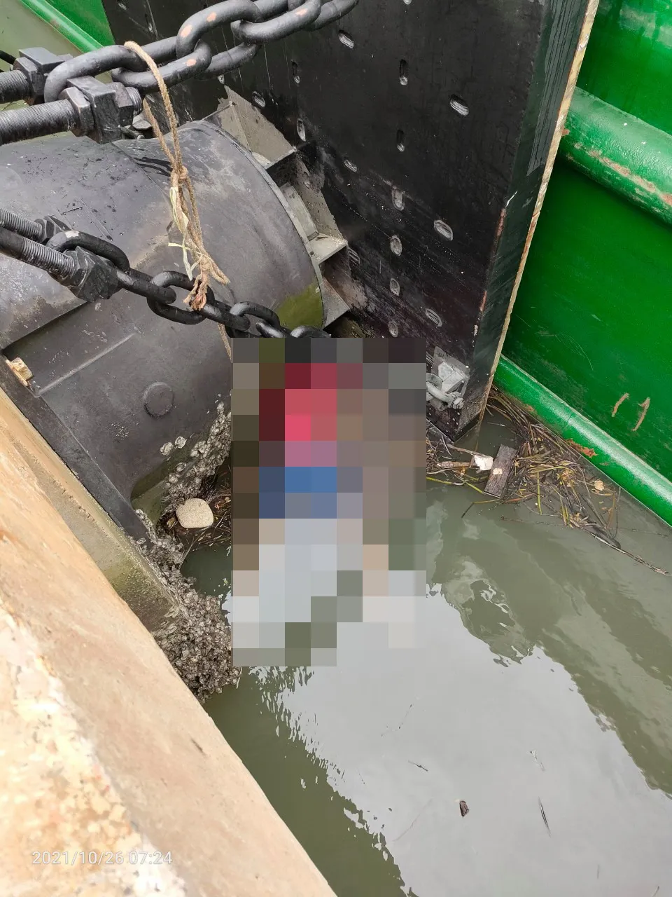 TPHCM: Tìm thấy thi thể nạn nhân trong vụ chìm sà lan ở huyện Cần Giờ ảnh 1