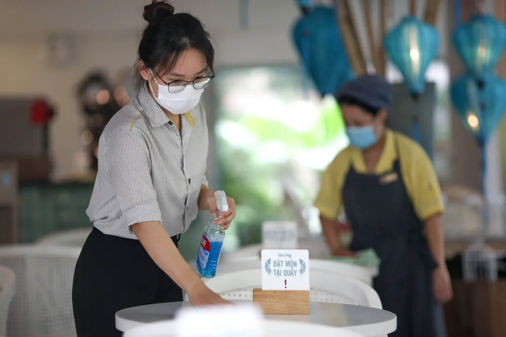 TPHCM: Nhộn nhịp ngày đầu bán tại chỗ, nhiều quán hết hàng sau vài giờ mở cửa ảnh 7