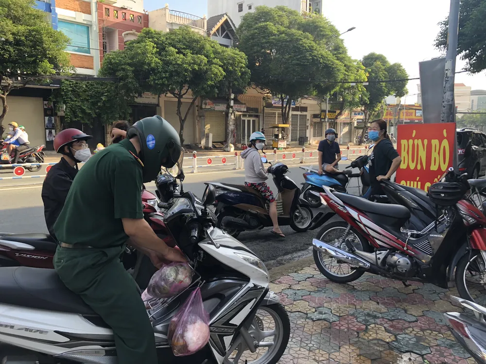 TPHCM: Nhộn nhịp ngày đầu bán tại chỗ, nhiều quán hết hàng sau vài giờ mở cửa ảnh 2