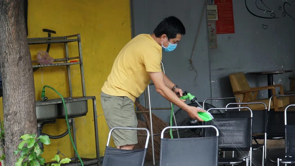 TPHCM: Nhộn nhịp ngày đầu bán tại chỗ, nhiều quán hết hàng sau vài giờ mở cửa ảnh 1