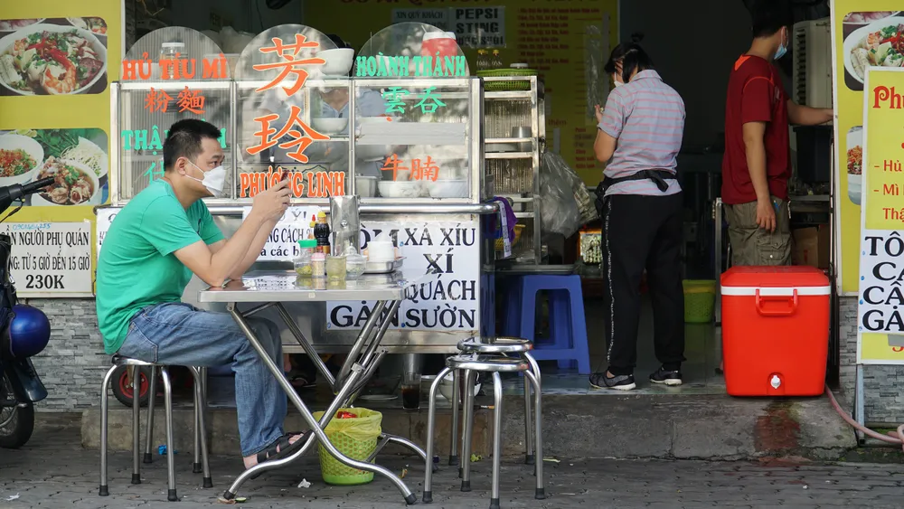 TPHCM: Nhộn nhịp ngày đầu bán tại chỗ, nhiều quán hết hàng sau vài giờ mở cửa ảnh 8