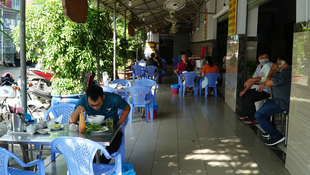 TPHCM: Nhộn nhịp ngày đầu bán tại chỗ, nhiều quán hết hàng sau vài giờ mở cửa ảnh 9