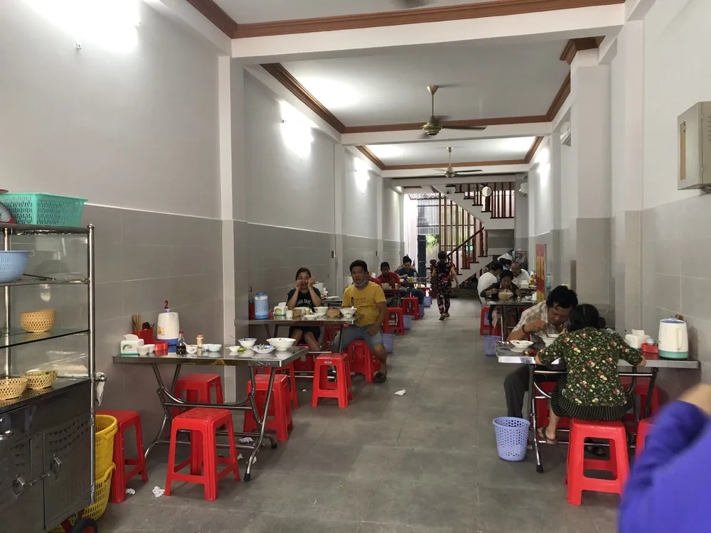 TPHCM: Nhộn nhịp ngày đầu bán tại chỗ, nhiều quán hết hàng sau vài giờ mở cửa ảnh 3