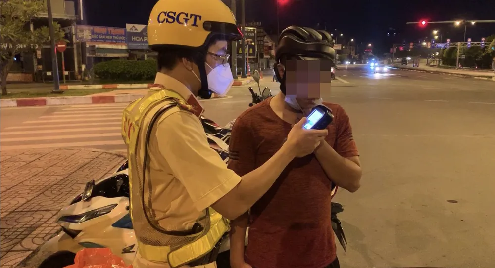 Nhiều người bị xử phạt nồng độ cồn trong ngày đầu hàng quán bán tại chỗ ảnh 7