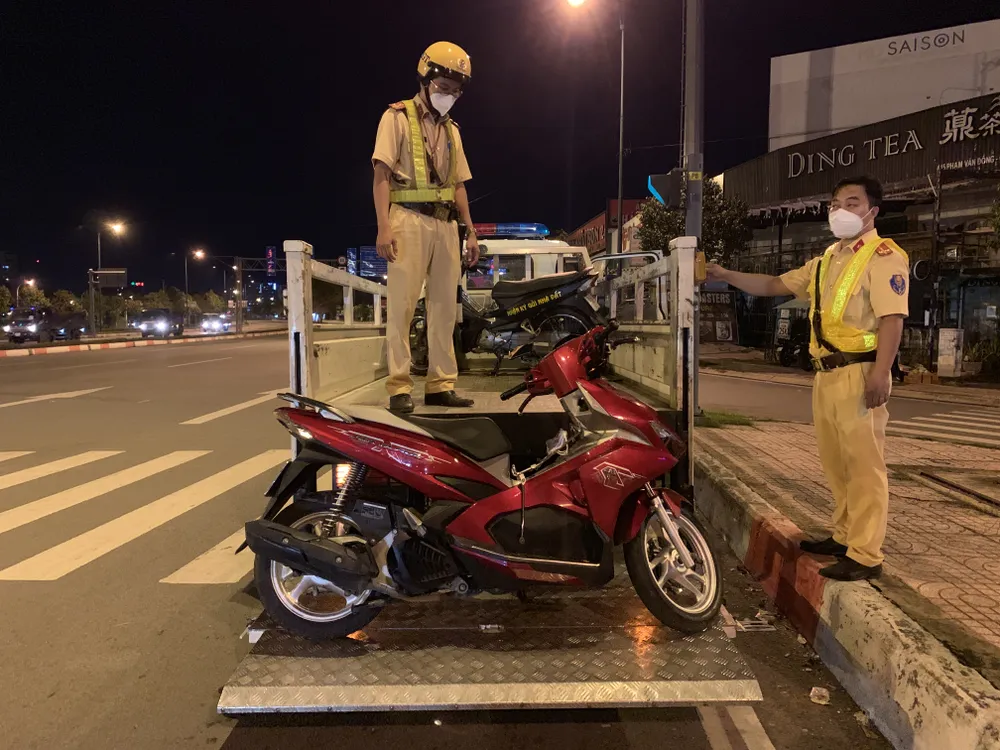 Nhiều người bị xử phạt nồng độ cồn trong ngày đầu hàng quán bán tại chỗ ảnh 8