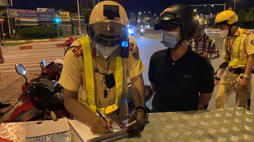 Nhiều người bị xử phạt nồng độ cồn trong ngày đầu hàng quán bán tại chỗ ảnh 4