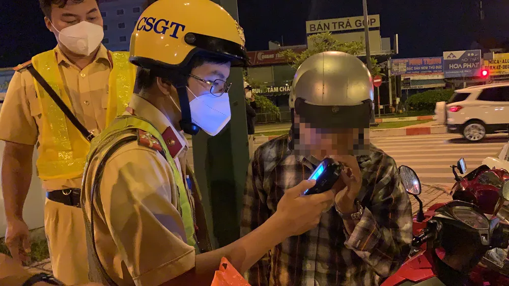 Nhiều người bị xử phạt nồng độ cồn trong ngày đầu hàng quán bán tại chỗ ảnh 5