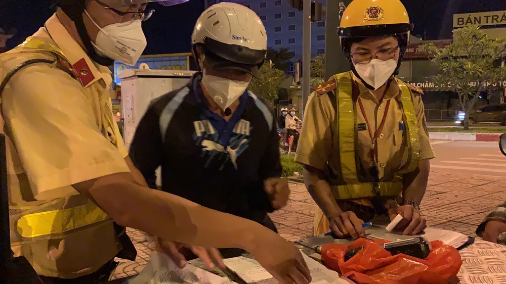 Nhiều người bị xử phạt nồng độ cồn trong ngày đầu hàng quán bán tại chỗ ảnh 3