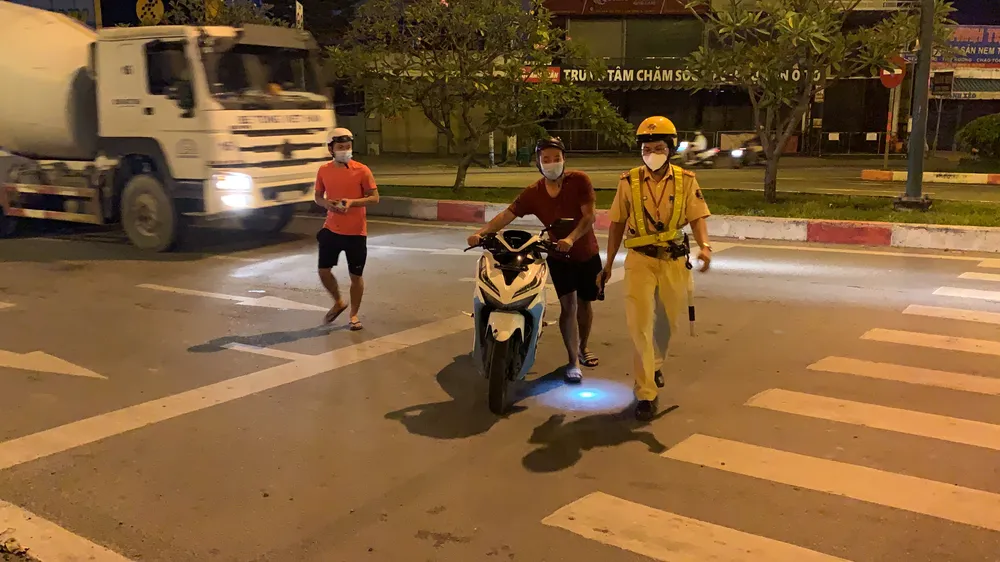 Nhiều người bị xử phạt nồng độ cồn trong ngày đầu hàng quán bán tại chỗ ảnh 1