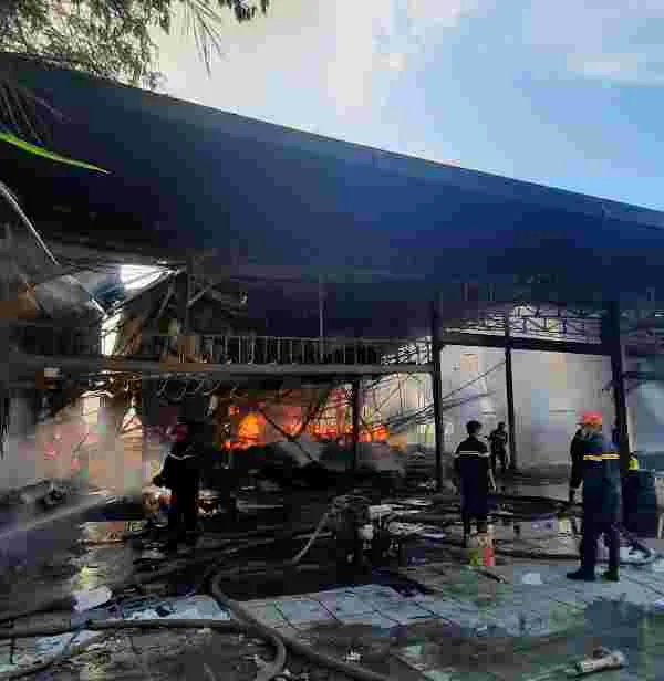 Cháy nhiều giờ tại công ty chuyên gia công đồ gỗ xuất khẩu ảnh 1