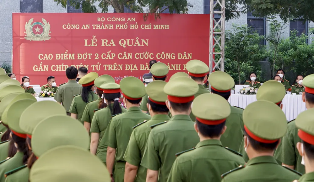 Công an TPHCM ra quân cao điểm đợt 2 cấp CCCD gắn chip cho người dân ảnh 1