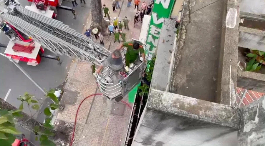 Giải cứu 2 người trong căn nhà bốc cháy ở quận 5 ảnh 3