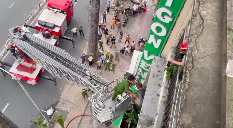 Lực lượng dùng xe thang tiếp cận hiện trường vụ cháy