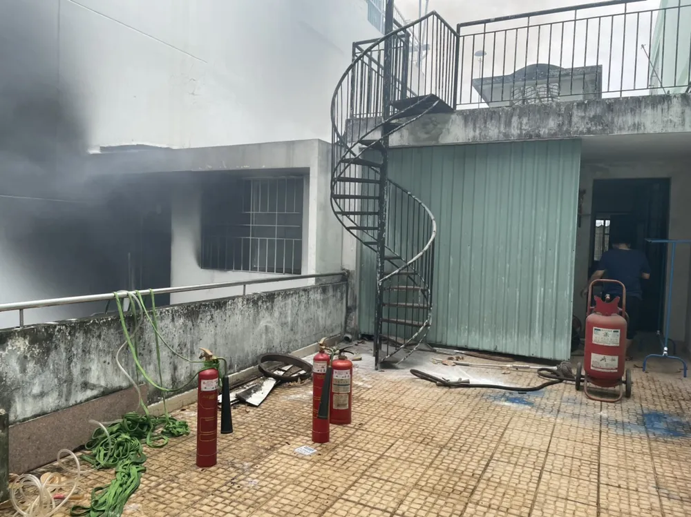 Giải cứu 2 người trong căn nhà bốc cháy ở quận 5 ảnh 1