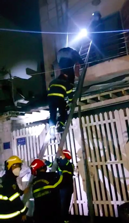 Chập ổ cắm điện gây cháy nhà dân ở quận 12 lúc rạng sáng ảnh 2