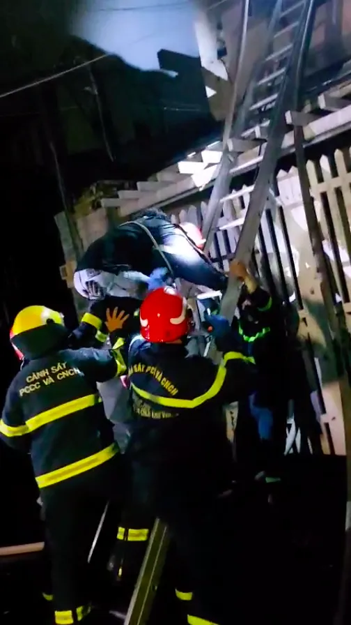 Chập ổ cắm điện gây cháy nhà dân ở quận 12 lúc rạng sáng ảnh 3