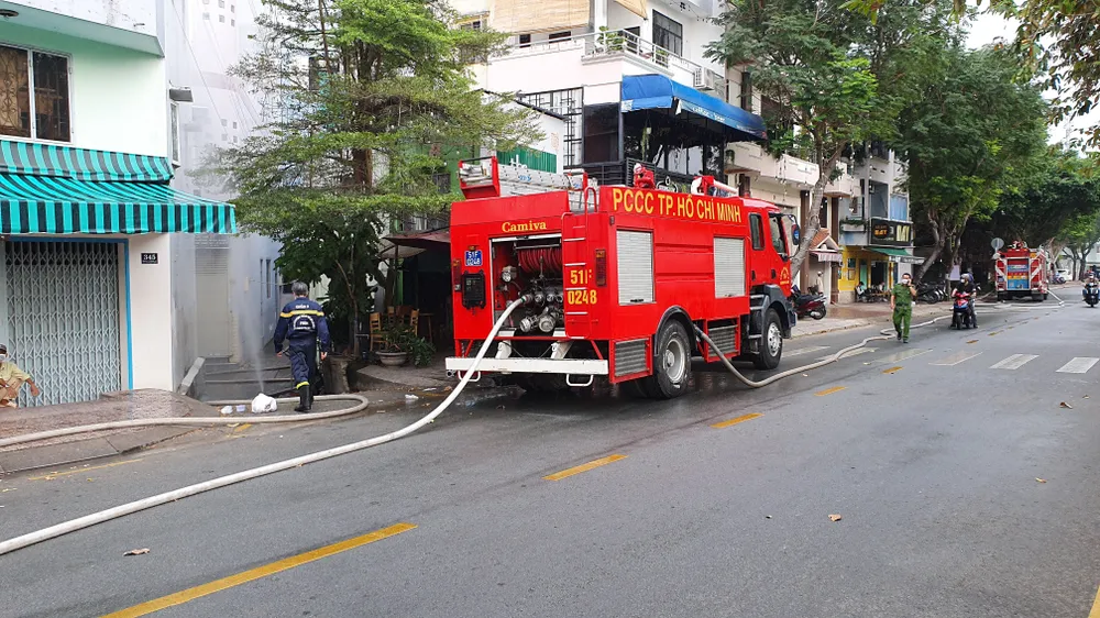 Cháy 2 căn nhà ở quận 1, nhiều tài sản bị thiêu rụi ảnh 3