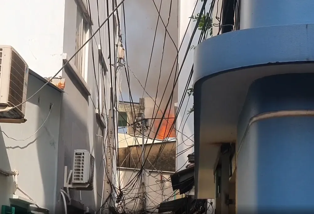 Cháy 2 căn nhà ở quận 1, nhiều tài sản bị thiêu rụi ảnh 1