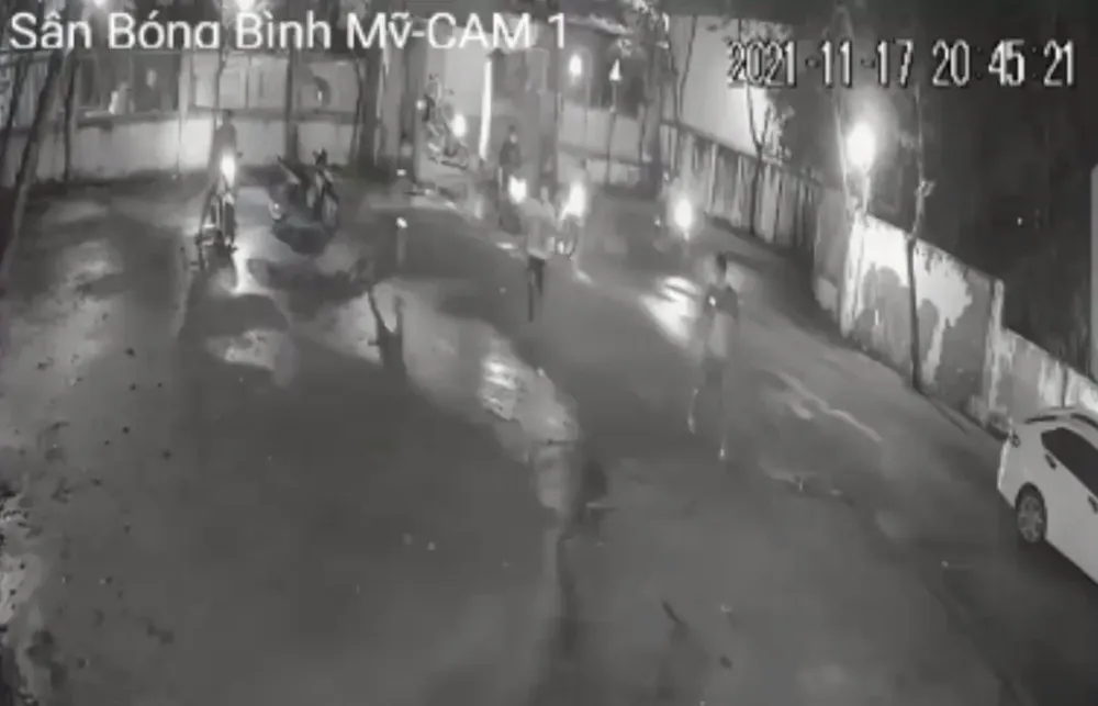 Truy bắt nhóm đối tượng dùng hung khí truy sát nhóm thanh niên ở sân bóng đá mini ảnh 1