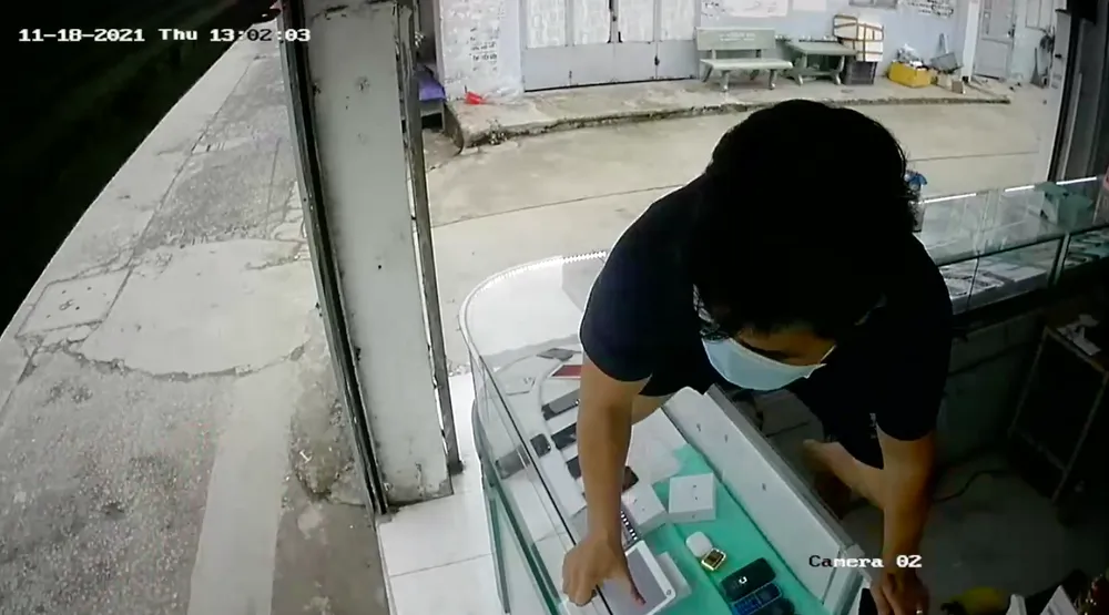 Chủ tiệm leo qua tủ kính truy đuổi thanh niên vờ mua rồi cướp điện thoại giữa ban ngày ảnh 2