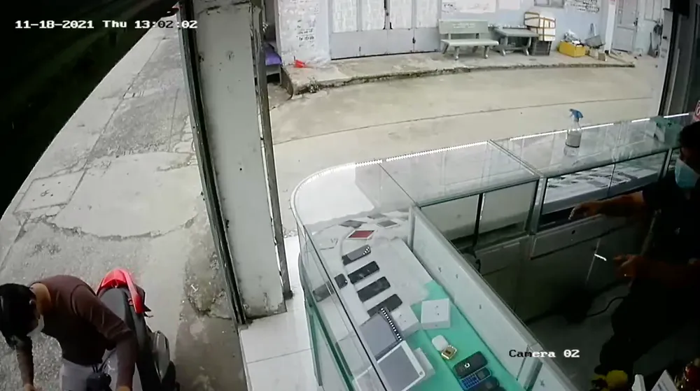 Chủ tiệm leo qua tủ kính truy đuổi thanh niên vờ mua rồi cướp điện thoại giữa ban ngày ảnh 3