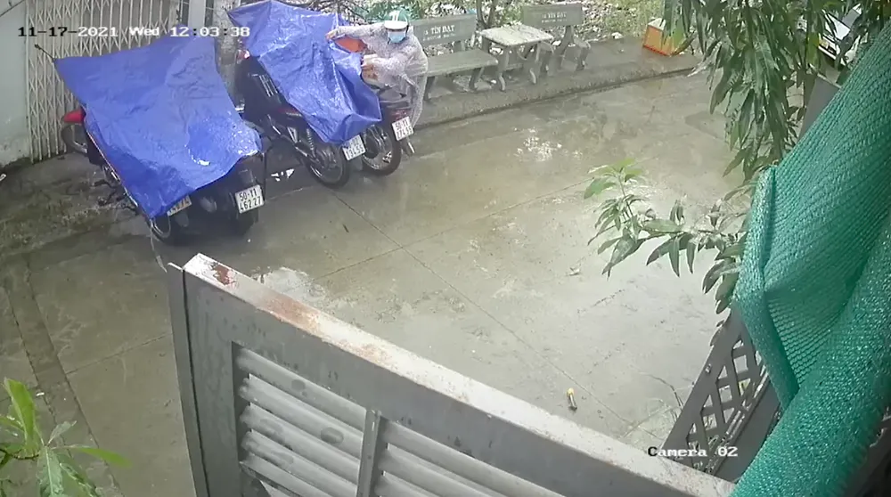Chủ tiệm leo qua tủ kính truy đuổi thanh niên vờ mua rồi cướp điện thoại giữa ban ngày ảnh 4