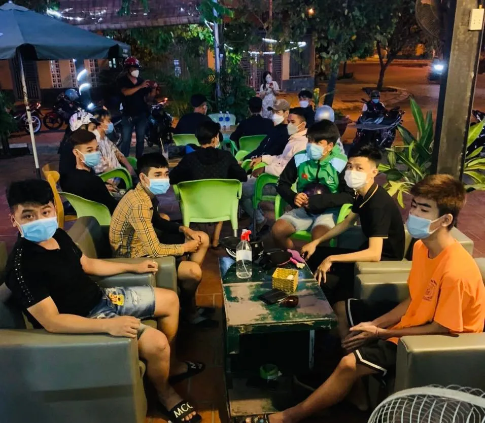 Ngăn chặn nhóm thanh niên mang hung khí đi từ TPHCM xuống Bình Dương để hỗn chiến ảnh 1