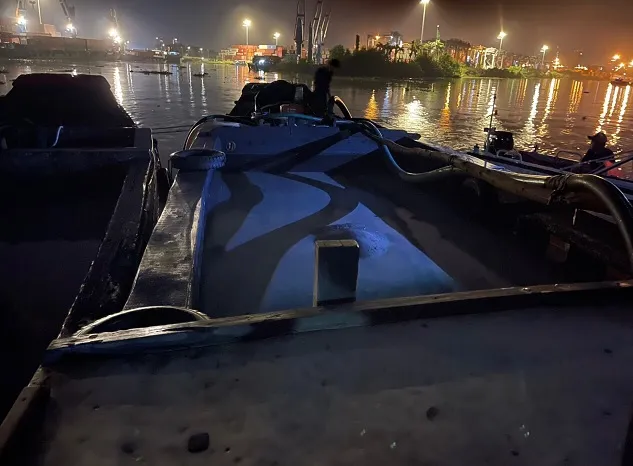 Bắt 2 ghe khai thác cát trái phép trên sông Tắc ảnh 1