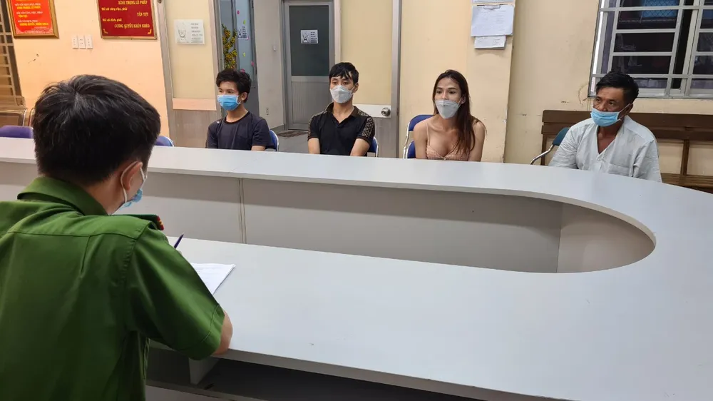 Bắt băng nhóm chuyên giả gái mại dâm để lừa đảo chiếm đoạt tài sản ảnh 1