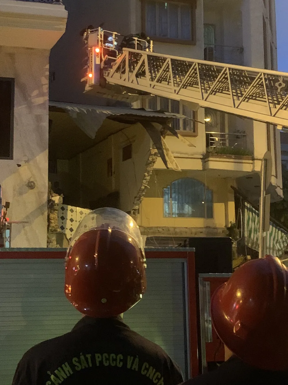 Sập nhà dân ở quận 5, hai người bị thương ảnh 2