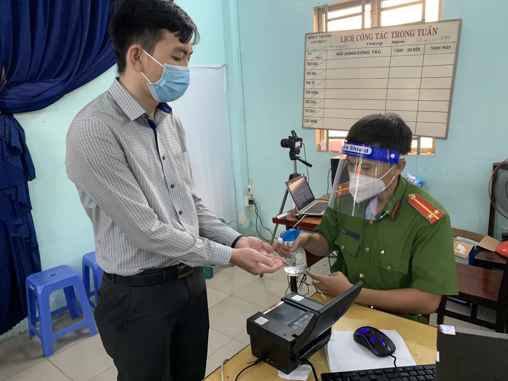 Công an TPHCM khẩn trương cấp căn cước gắn chip cho người dân  ảnh 2