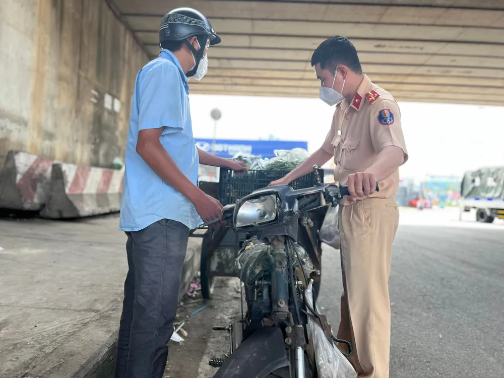 CSGT TPHCM xử lý nhiều xe cơ giới 3 bánh và xe thô sơ 3, 4 bánh lưu thông trên đường ảnh 1
