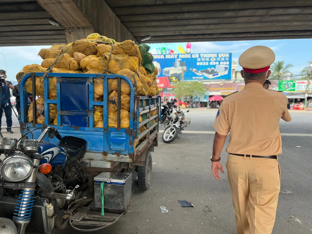 CSGT TPHCM xử lý nhiều xe cơ giới 3 bánh và xe thô sơ 3, 4 bánh lưu thông trên đường ảnh 2