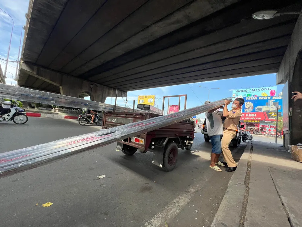 CSGT TPHCM xử lý nhiều xe cơ giới 3 bánh và xe thô sơ 3, 4 bánh lưu thông trên đường ảnh 3