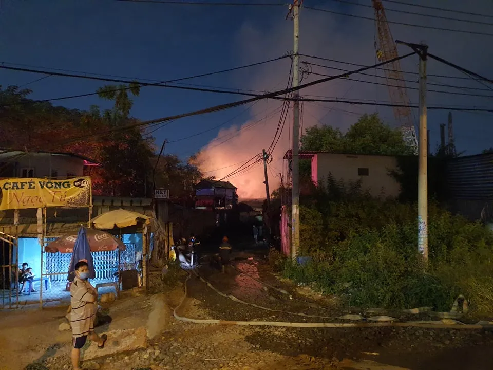  Cháy xưởng gỗ rộng hàng ngàn mét vuông ở  TP Thủ Đức ảnh 1