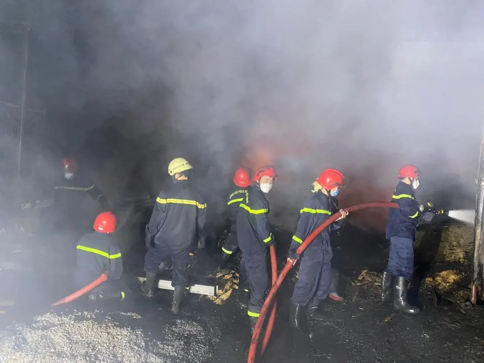  Cháy xưởng gỗ rộng hàng ngàn mét vuông ở  TP Thủ Đức ảnh 2