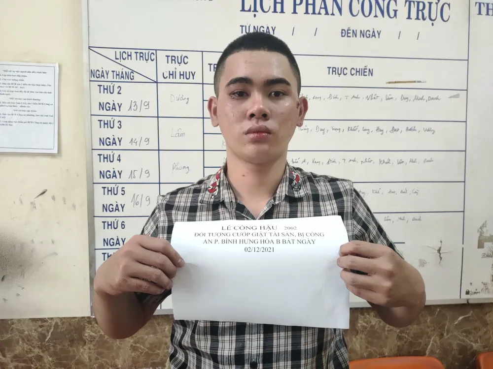 Kẻ cướp bị vây bắt dùng dao tấn công người dân ảnh 1