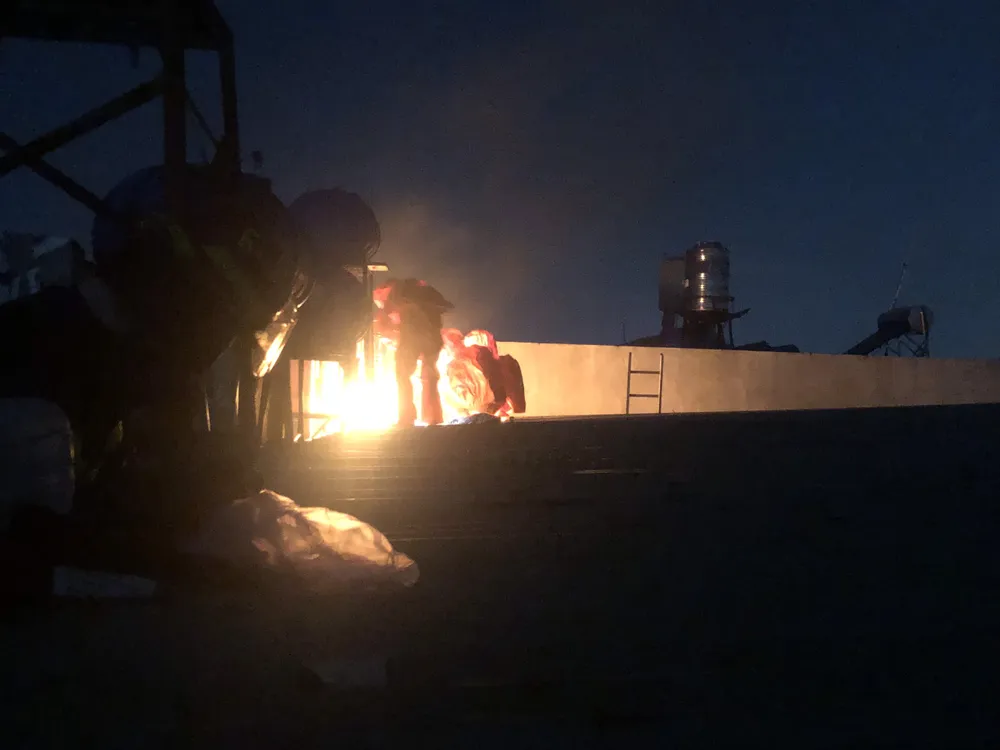 Cảnh sát PCCC TPHCM mặc đồ bảo hộ bắt tổ ong vò vẽ ở tầng thượng nhà dân ảnh 1