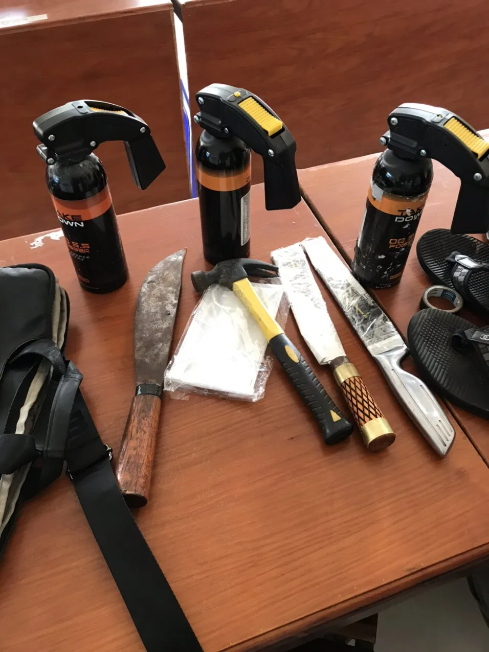 Bắt băng nhóm thủ dao, búa, bình xịt hơi cay đi trộm cắp ở TPHCM ảnh 2