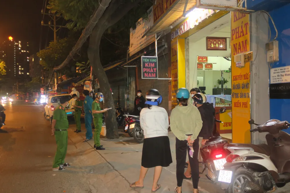 Thanh niên mắc Covid-19 dùng dao kề cổ cháu bé 7 tuổi cướp tiệm vàng ảnh 1