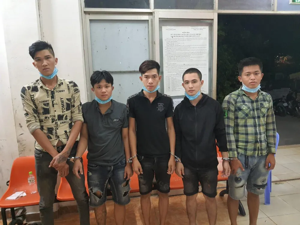 Khởi tố nhóm đối tượng dùng hung khí truy sát một thanh niên ảnh 1