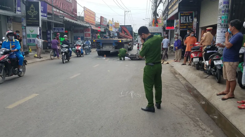 Công an khám nghiệm hiện trường 1 vụ tai nạn giao thông trước đó. Ảnh: C.T