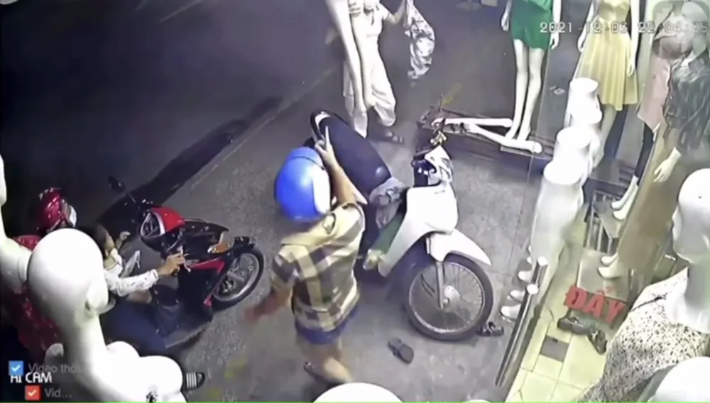 Bắt cặp vợ chồng hờ chở con 4 tuổi đi dàn cảnh trộm cắp ở TPHCM ảnh 3