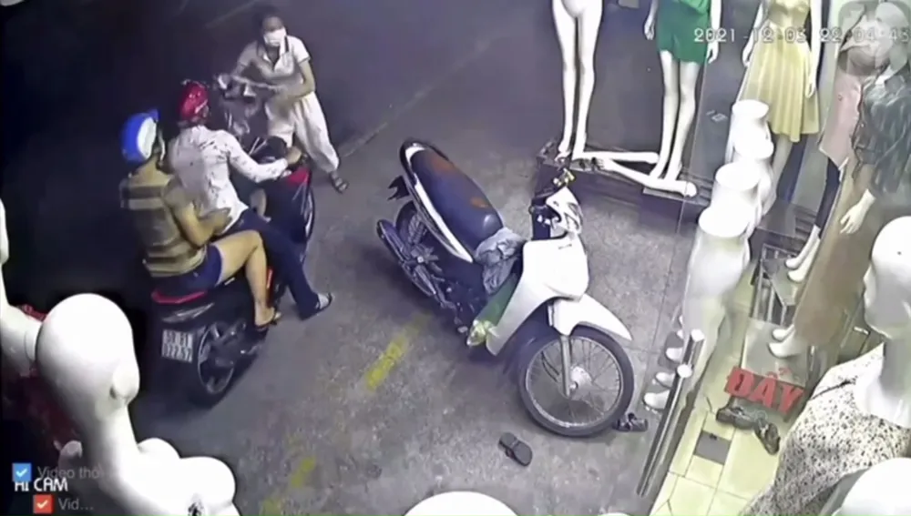 Bắt cặp vợ chồng hờ chở con 4 tuổi đi dàn cảnh trộm cắp ở TPHCM ảnh 4