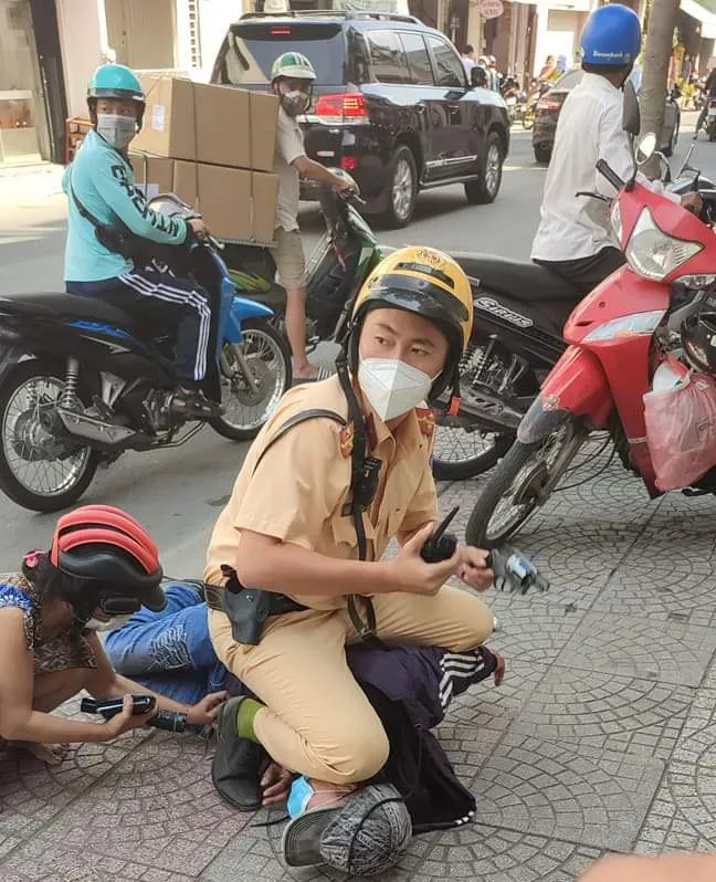 CSGT rút súng khống chế kẻ đâm 2 phụ nữ ở quận 1  ảnh 1