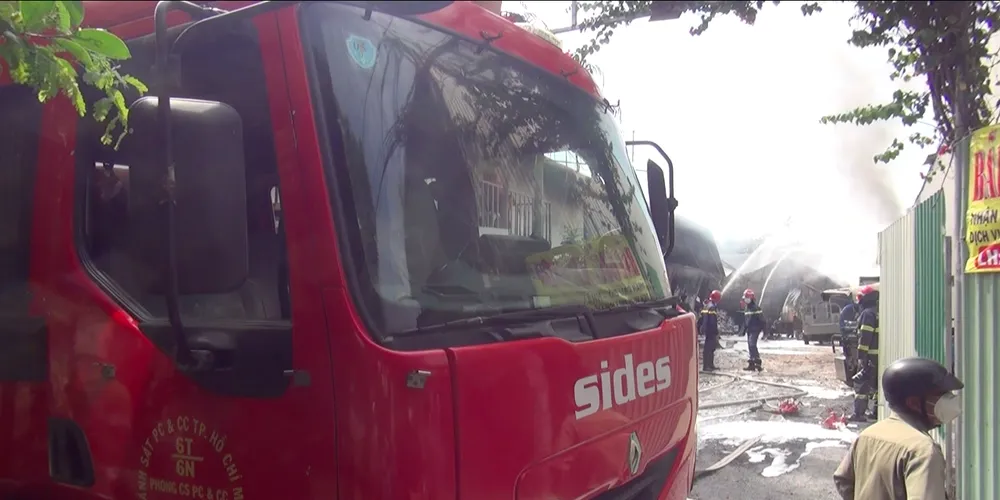 Cháy bãi giữ xe rộng hàng trăm m² ở quận Bình Tân ảnh 3