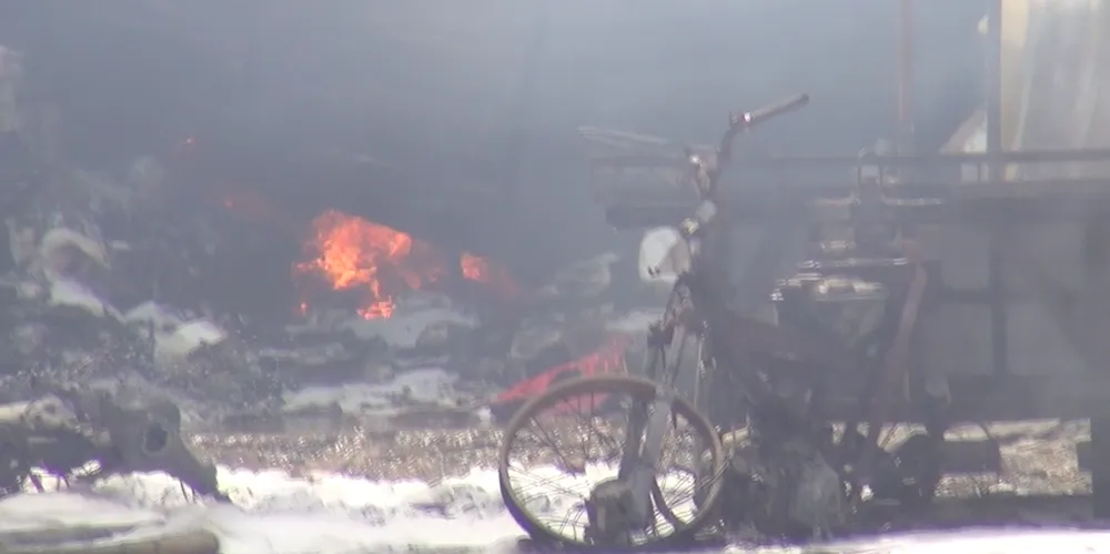 Cháy bãi giữ xe rộng hàng trăm m² ở quận Bình Tân ảnh 1