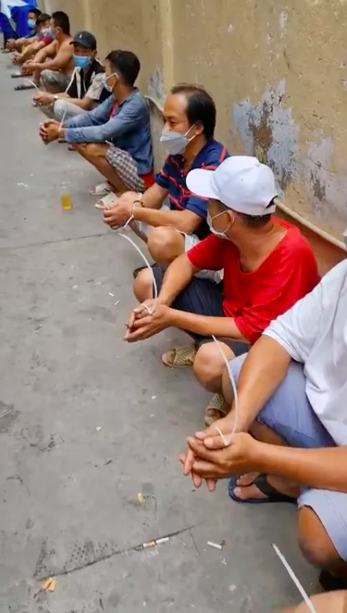 Công an TPHCM triệt phá trường gà trong ngày đầu cao điểm trấn áp tội phạm ảnh 1