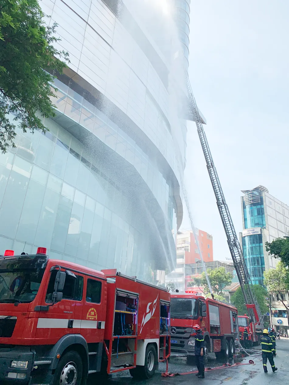 Dùng robot chữa cháy ở toà nhà ảnh 1